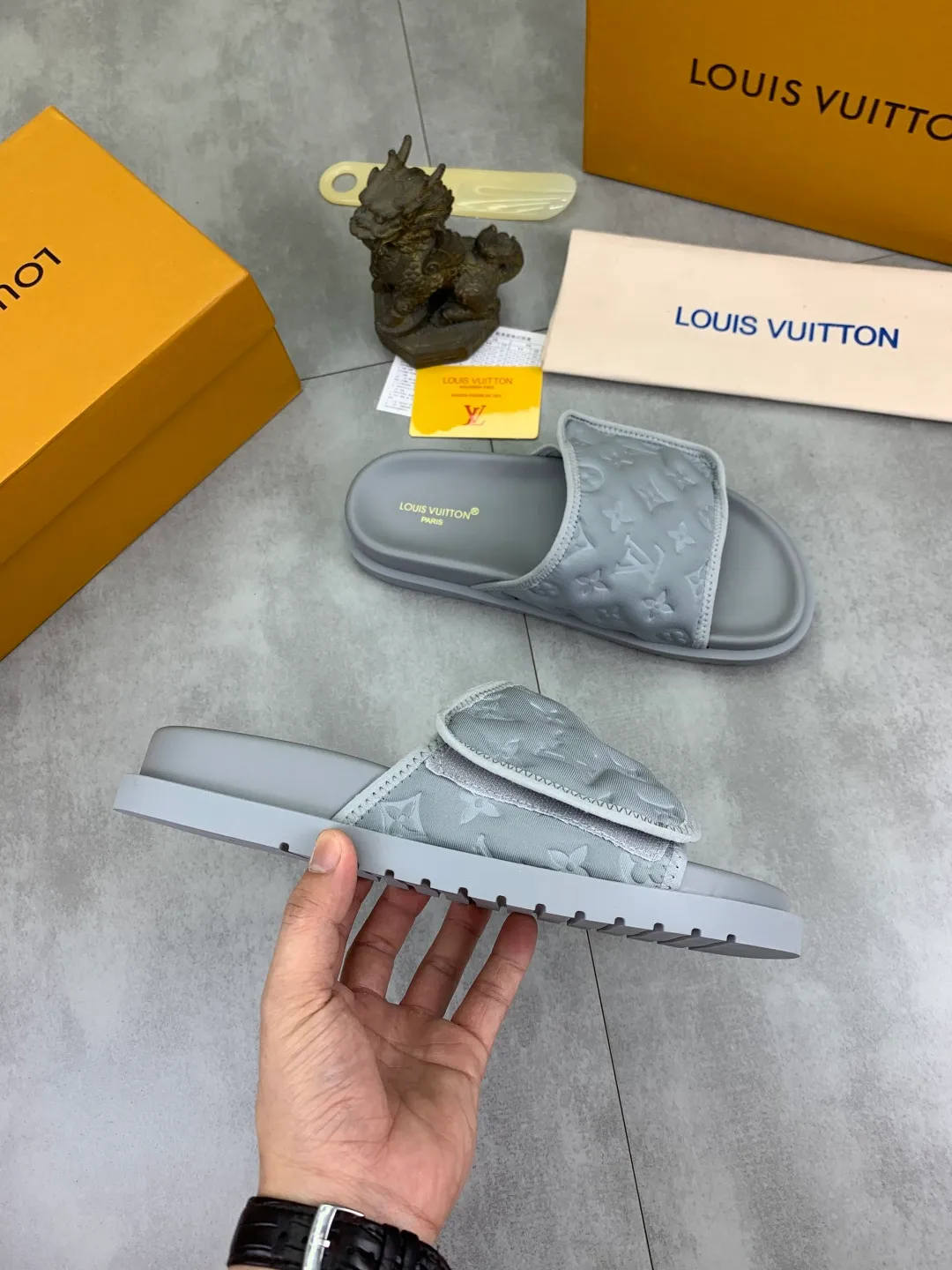 Men's shoes 💰P320 💰[New style]🆘 Original quality [LOUIS VUITTON] The popular Louis Vuitton LV men's slippers on the official website are on sale simultaneously! Original fabric imported from Italy, original factory special supply, code number: 38-44 (45 customized), many colors available